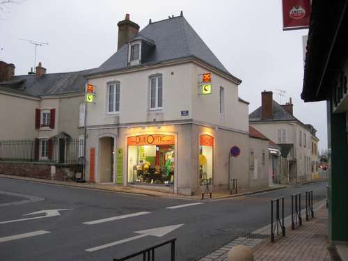 Opticien : DUEOPTIC, 2 Place de la republique, 72160 CONNERRE