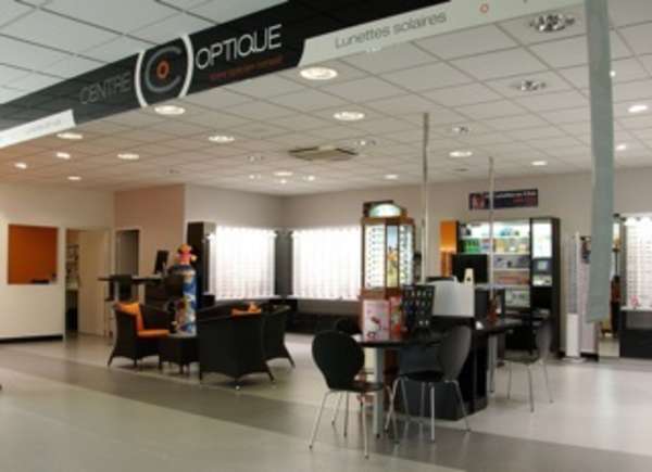 Opticien : CENTRE SAINT PIERRE OPTIQUE, 126 Rue Luc Lorion, 97410 SAINT PIERRE