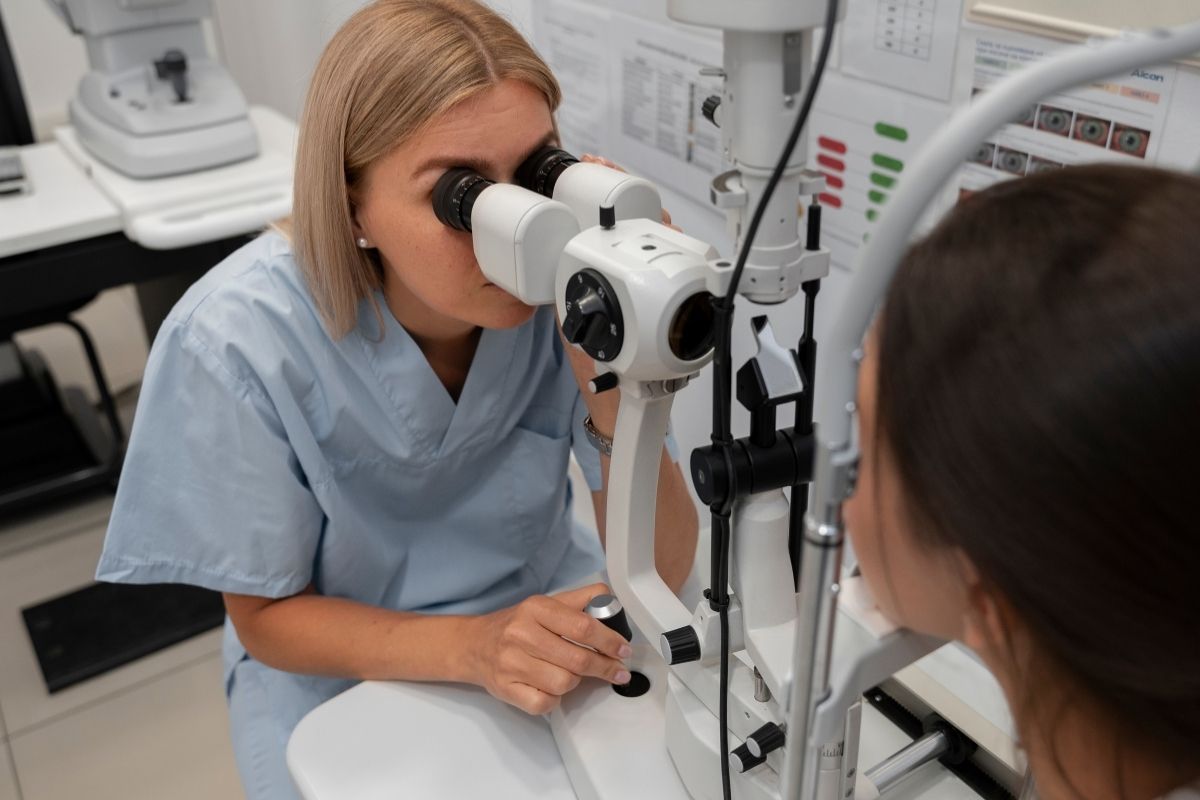 Ophtalmologiste réalisant un examen de la vue pour établir une ordonnance de lunettes