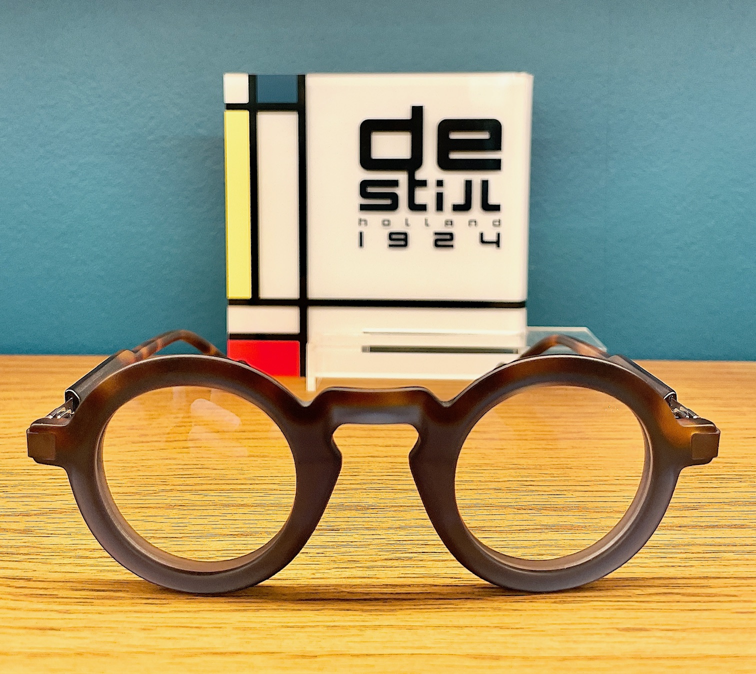 Création DE STIJL visible chez OLIVIER OPTICIENS