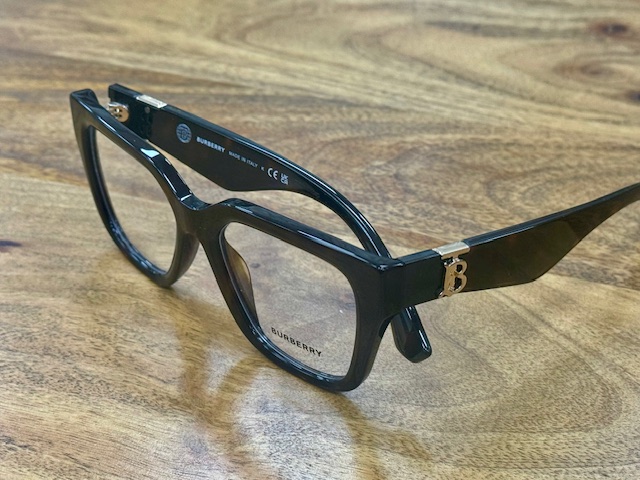 Création BURBERRY FEMME visible chez VISION D'OPTIC